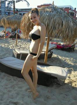 И щерката на Глория по бански