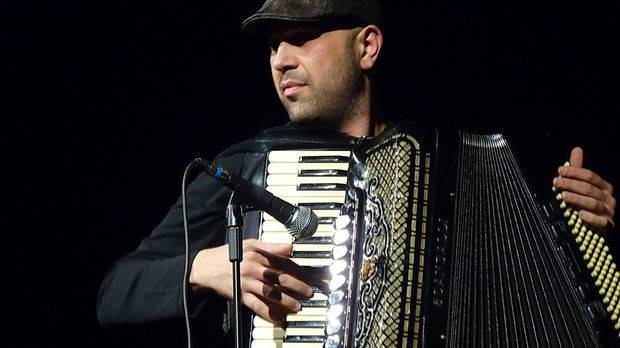 Виртуозът на акордеона Мартин Любенов и триото му Jazzta Prasta ни срещат с балкански джаз днес
