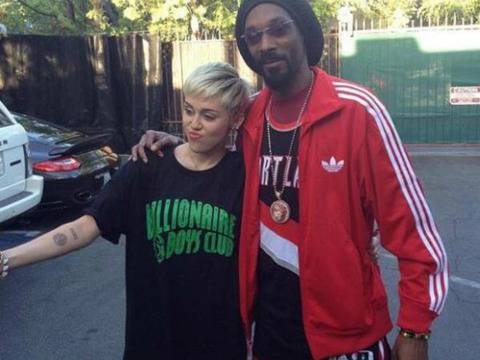 Най-сексапилната жена в света Майли Сайръс в новия клип Ashtrays and Heartbreaks на Snoop Lion (Видео)