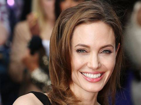 УАУ! Вижте Анджелина Джоли за първи път след мастектомията