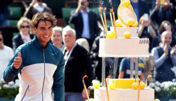 Надал отпразнува рождения ден с победа и торта на корта