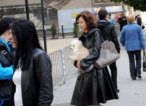 Вижте как Цветелина Бориславова пази кученцето си от мръсотия (СНИМКИ)