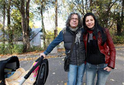 Жени Александрова на турне с театъра, Иван Лечев гледа бебето в студиото си