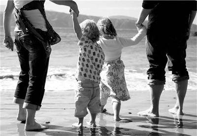 С деца на море