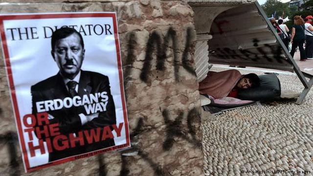 Кои са тези хора? И какво искат?