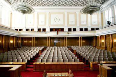 Резил! Мая Манолова спря бой в кулоарите на парламента