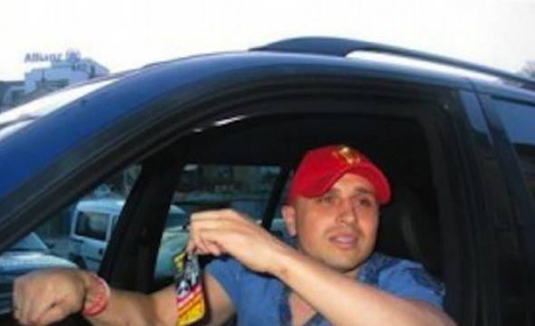 Камен Балбузанов със сцепена глава след меле в дискотека