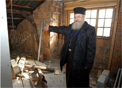 Приютът на отец Иван остана без ток, крадци отмъкнаха 10 кокошки