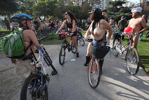 Голи велосипедисти въртяха педали в Мексико