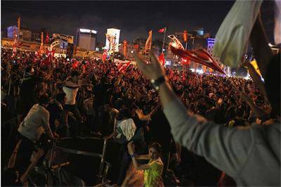 Полицията в Истанбул пусна сълзотворен газ и водомети срещу протестиращите