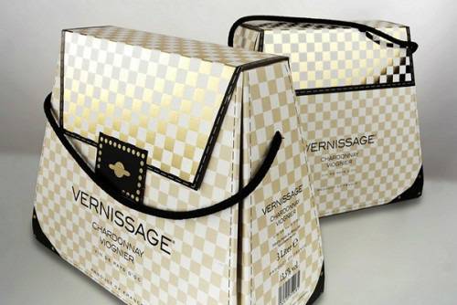 Създадоха дамска чанта с кранче за вино