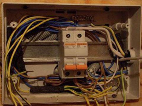 Баба завъртя бушон, целият блок светна… в пламъци