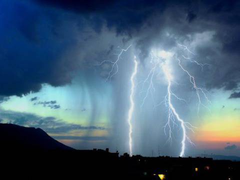 Зрелищна гръмотевична буря във Враца (СНИМКИ)