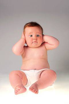 За да облекчите възпаленото ухо, капнете топло бебешко олио!