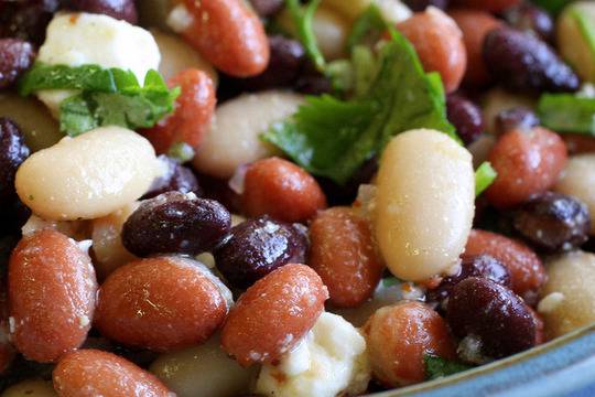 Бобена салата със сирене