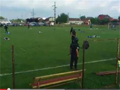 Барети арестуват футболист по време на мач в Румъния (Видео)