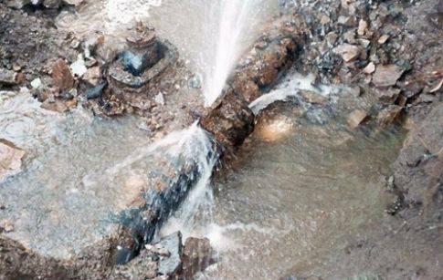 Спукан водопровод заля къща край Дупница