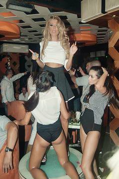 Андреа омагьоса студентите (снимки)