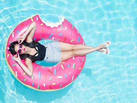 YouTube сензацията Megan Nicole не иска лятото да свършва в Summer Forever (Видео)