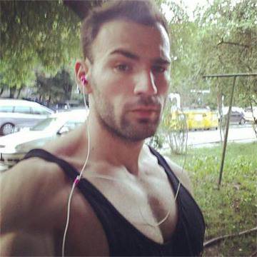 Атанас Месечков на фитнес с розови слушалки