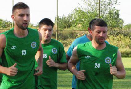 21 футболисти започнаха с Нефтохимик