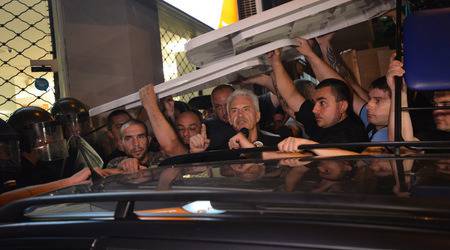 Мутри яхват протеста