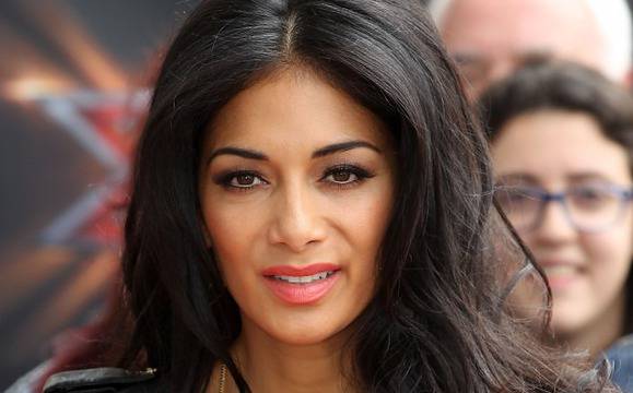 Никол Шерцингер с шапката на Рио Фърдинанд