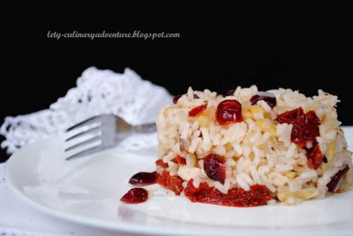 Ориз с пиле, боровинки, сушени домати и бадеми