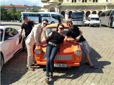 Йосиф на Деси Тенекеджиева с порше и трабант на бала си