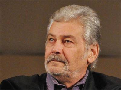 Стефан Данаилов изпитва студентите си в НАТФИЗ, пропусна снимки във „Фамилията“