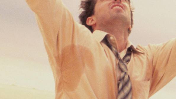 Как да се преборим с петната от пот през лятото?