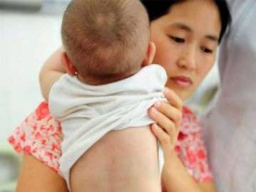 Шокиращо! Роди се бебе с опашка (снимки)