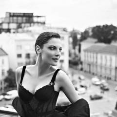 Теодора Духовникова с фотосесия пред парламента