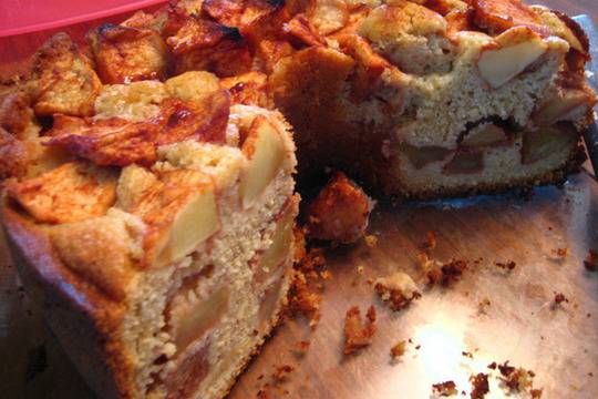 Домашен кекс с ябълки