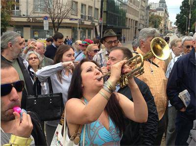 Милица Гладнишка свири на тромпет „Кръстникът“