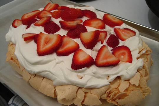 Торта „Павлова“ с ягоди