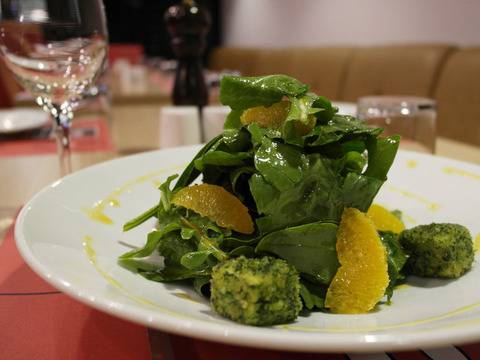 Салата от спанак с рачешки ролца