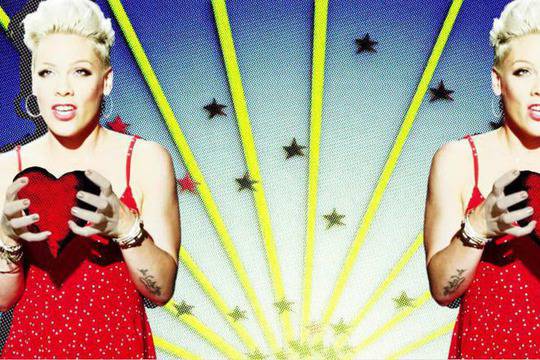 Пинк засне семейството си в клип