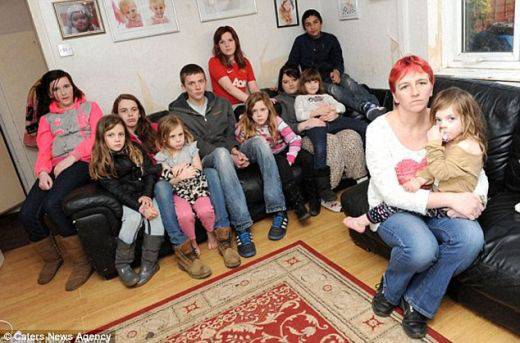 Англичаните побесняха: Мързеливи многодетни майки тънат в лукс с данъците ни!