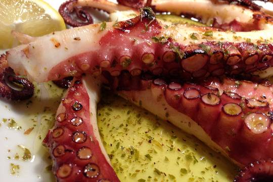 Октопод на тиган с лимон