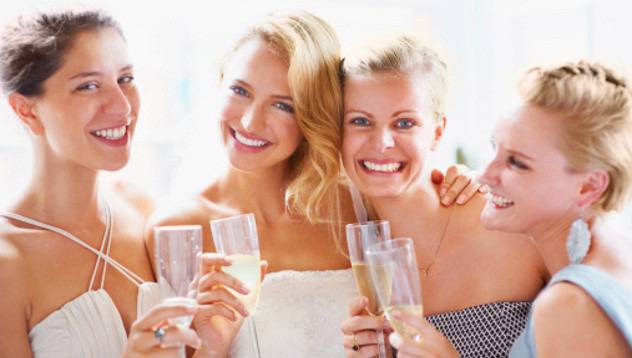 Идеалният шопинг: нова дреха и 2 чаши вино с 2 приятелки видяна 1544 коментари 0