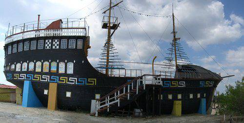 Огнено шоу на Какао бийч, стотици гледат как гори фрегатата