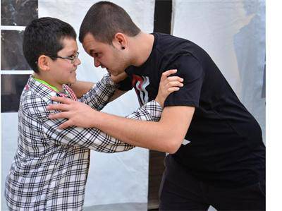 Били Хлапето води брат си на концерт, Графа пее най-големите си хитове