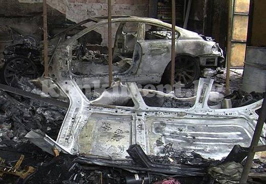 Автосервиз с лъскави автомобили изгоря във Враца