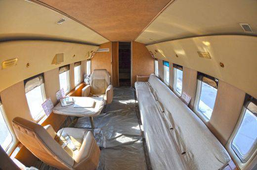 Викат Бойко и стюардеси за въздушните таксита на „Авиоотряд 28“