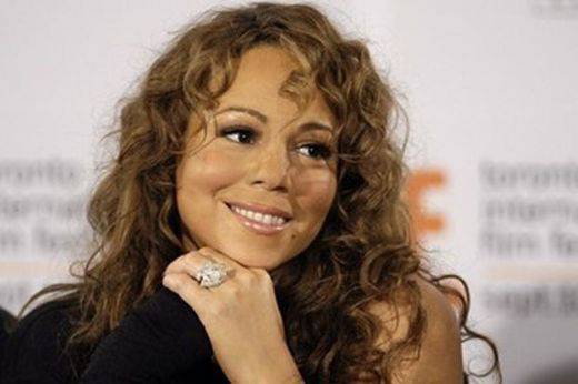 Марая Кери извади рамо