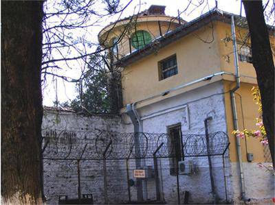 Осъдиха убийците на некрофил