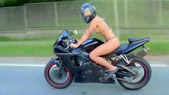 ВИДЕО: Гола мотористка втрещи Чехия