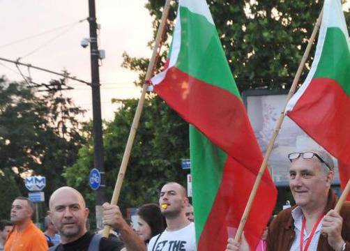 Автоколона със знамена забавя движението в центъра на София