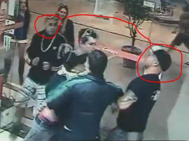 Групичка премаза от бой двама ММА бойци